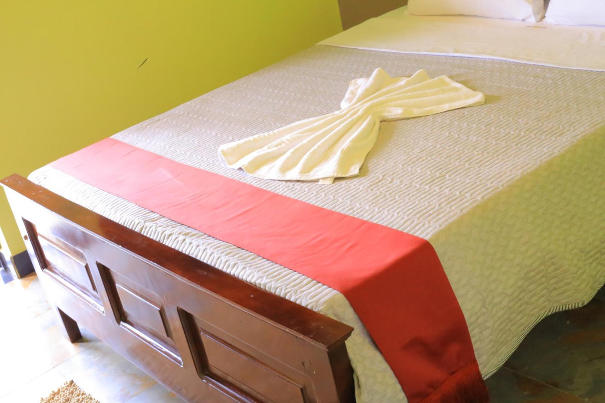 Golden Suites Hotel Entebbe Exterior foto